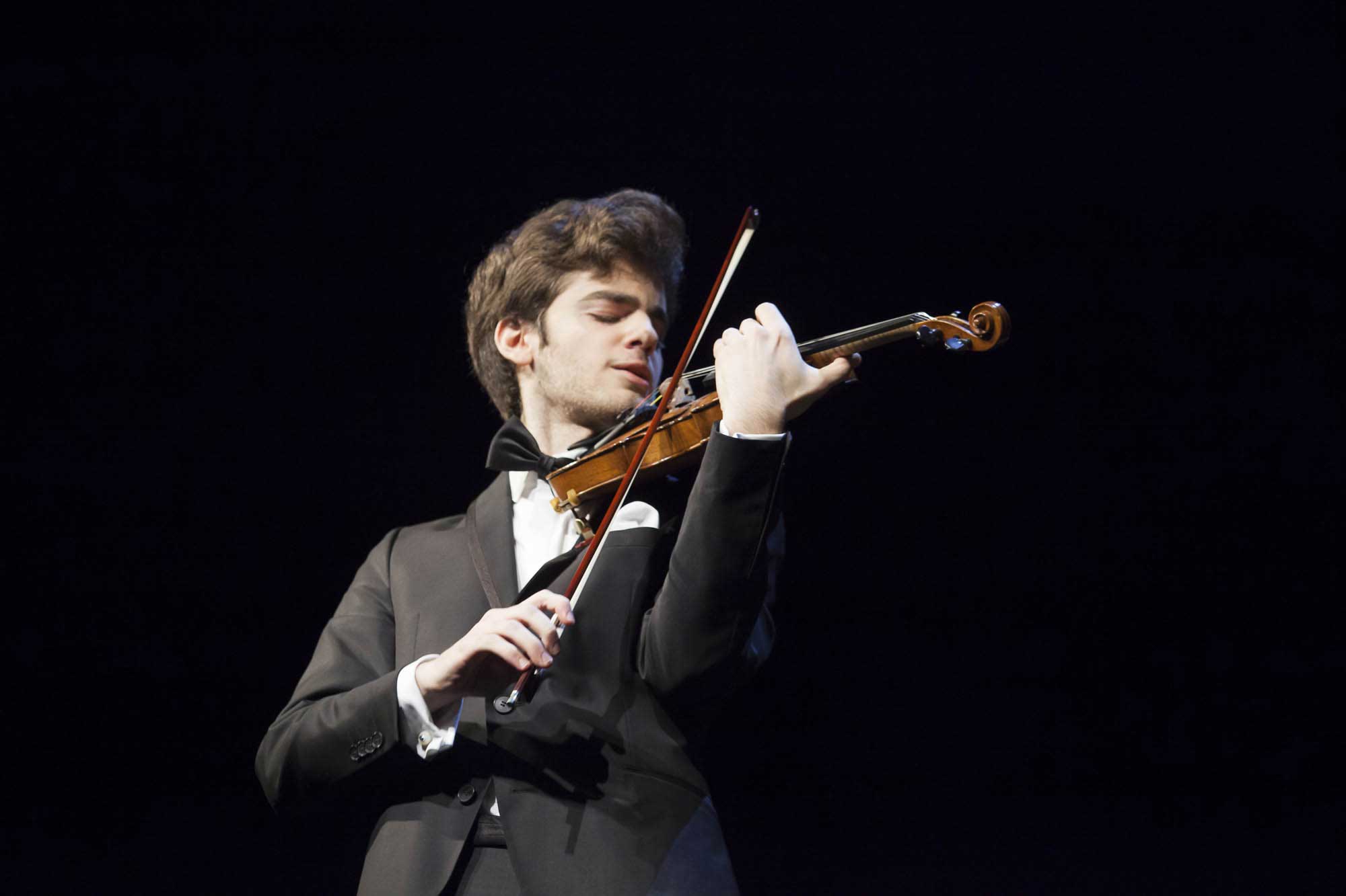 Violinisten Emmanuel Tjeknavorian som tog andra plats i Sibelustävlingen uppträder på Hangö Musikdagar.